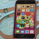 Después de haber usado durante 2 años un iPhone XS, la pantalla del SE parece pequeña.
Foto: Caitlin McGarry (Gizmodo)